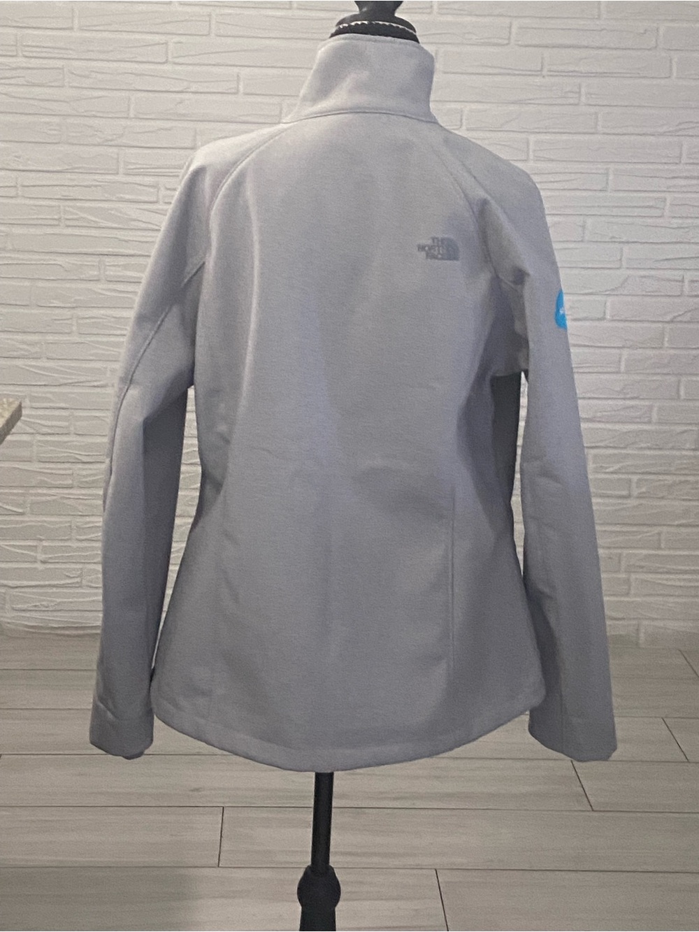 The North Face Women's Light Gray Softshell Utility Jacket - Picture 5 of 12